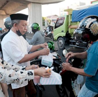 Peduli Sesama, DWP Sekretariat DPRD Makassar Berbagi Takjil