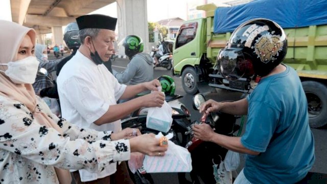 Peduli Sesama, DWP Sekretariat DPRD Makassar Berbagi Takjil