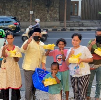 Jumat Berkah, Golkar Sulsel Bagi-bagi Makanan Buka Puasa Kaum Duafa
