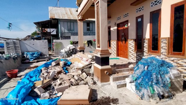 Teras rumah milik Arsyad bin Usman warga Dusun Kambuno Barat, Desa Pulau Harapan, Kecamatan Pulau Sembilan, Kabupaten Sinjai, roboh, Sabtu (17/4/2021) Siang.