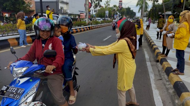 Pengurus DPD II Partai Golkar Kota Palopo membagikan takjil kepada Pengguna Jalan Andi Jemma Kota Palopo, Minggu (18/04/2021).