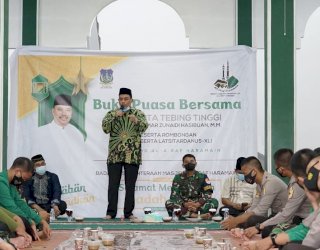 Wali Kota Tebing Tinggi dan Peserta Latsitardanus XLI Gelar Buka Puasa Bersama Warga Rambutan