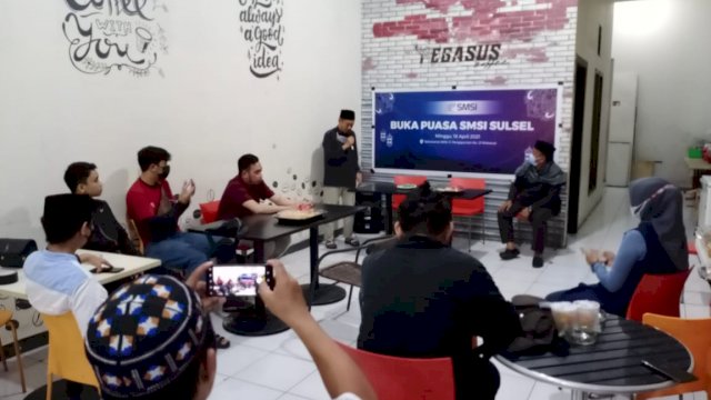 Buka Puasa bersama di Serikat Media Siber Indonesia (SMSI) Sulsel, Minggu (18/04/2021).