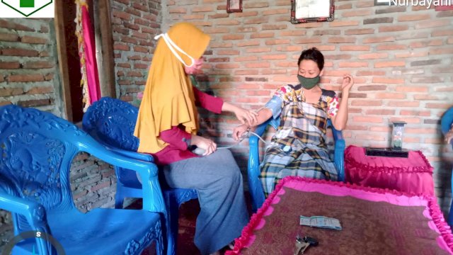Salah satu perawat yang memberikan layanan kesehatan door to door atau mengunjungi langsung ke rumah warga