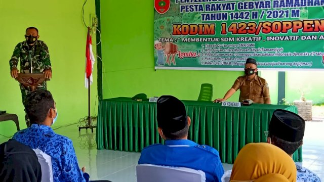 Komandan Kodim 1423 Soppeng Letkol Inf Richard M Butar-Butar, memberikan sambutan pada kegiatan Komunikasi Sosial Kreatif pada Gebyar Pesta Rakyat Ramadhan 1442 Hijriyah, Senin (19/04/2021).
