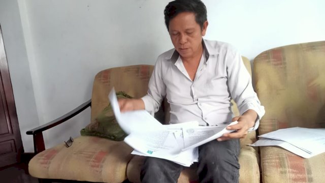 Eks ketua DPC PKB kabupaten Sinjai, H. Amir Timbang saat memperlihatkan SK Selaku ketua PKB periode 2017-2022 beserta SK 9 PAC