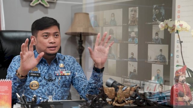 Bupati Gowa Adnan Purichta Ichsan saat memimpin rapat Coffe Morning bersama jajaran Pejabat Pemkab Gowa di Peace Room A'Kio, Senin (19/04). (Istimewa)
