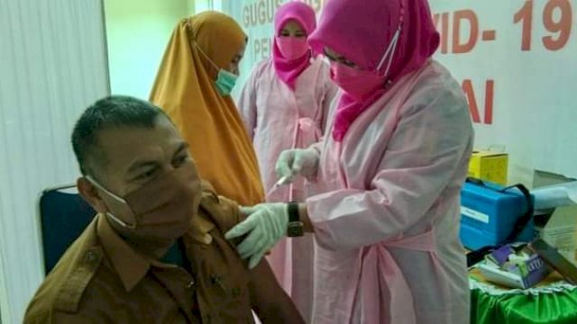 Guru di Kabupaten Sinjai, Sulawesi Selatan, Mulai Divaksin Covid-19, Senin (19/4/2021).