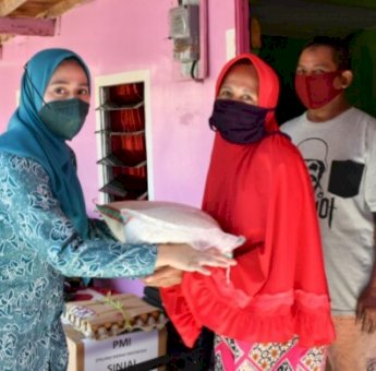 Peringati Hari Kartini, PKK Sinjai Bagi Paket Sembako