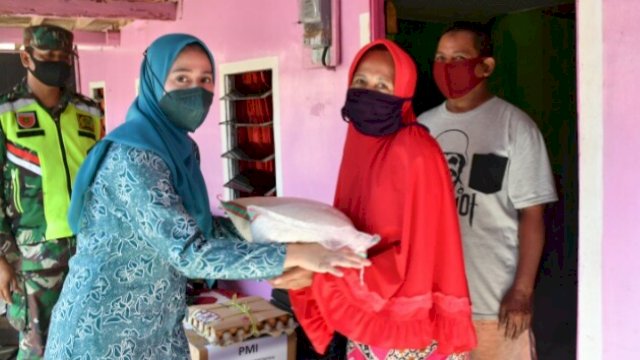 Ketua TP. PKK Sinjai Andi Nurhilda Daramata Seto menyerahkan bantuan kepada warga kurang mampu.