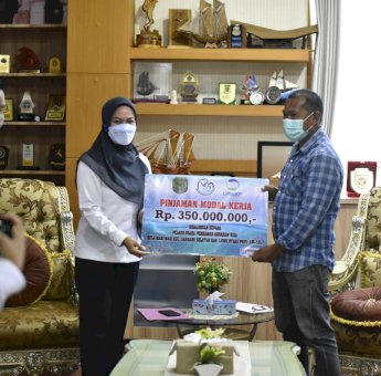 Dua Pelaku Usaha Perikanan di Lutra Terima Pinjaman Modal Kerja Senilai Ratusan Juta