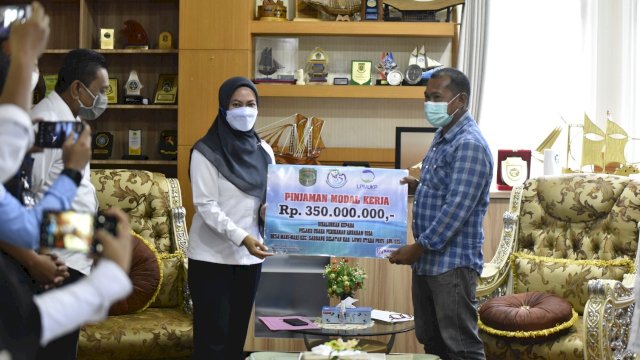 Bupati Luwu Utara Indah Putri Indriani, menyerahkankan secara simbolis pinjaman dana kepada Lembaga Pengelola Modal Usaha Kelautan dan Perikanan, di Ruang Kerja Bupati, Rabu (21/04/2021). 