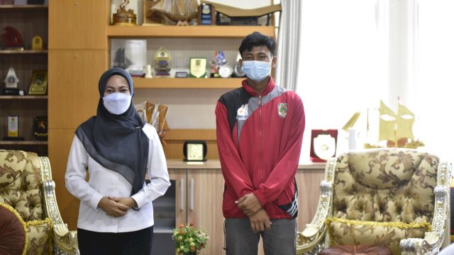 Bupati Luwu Utara Indah Putri Indriani, menerima Pesepak Bola Muh. Arham Darmawan, di Ruang Kerjanya, Rabu (21/04/2021).