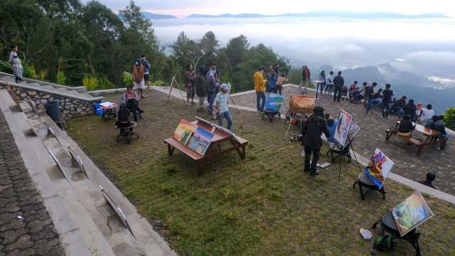 FOTO: Puluhan Seniman Susuri Puncak Negeri di Atas Awan Lolai Ciptakan Karya Lukis untuk Nurdin Abdullah