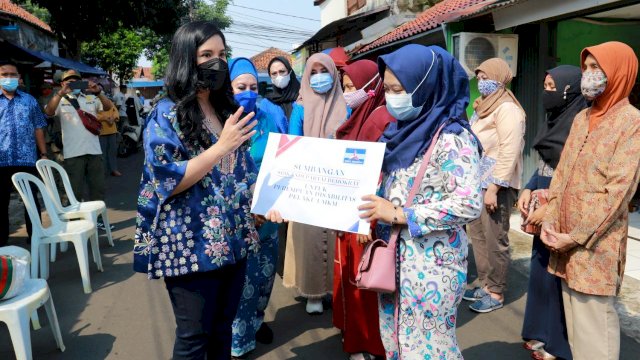 Annisa Pohan bersama Srikandi Partai Demokrat saat memberikan bantuan modal usaha UMKM Difabel perempuan. Foto: Bakostra DPP Partai Demokrat