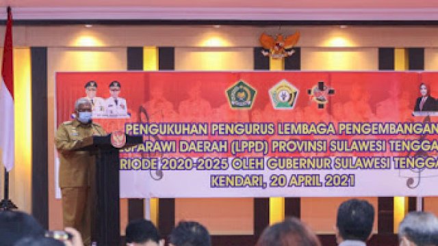Gubernur Sultra Ali Mazi saat membawakan sambutan dalam acara pengukuhan pengurus LPPD Provinsi Sultra periode 2020-2025. Foto: Diskominfo Sultra
