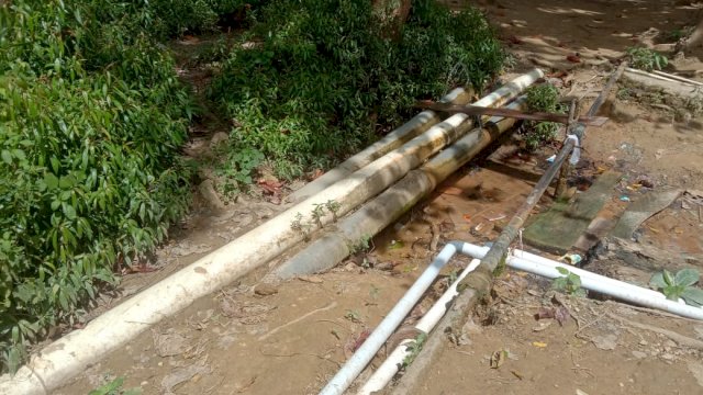 Pipa PDAM yang melintang di lahan seorang warga Kota Kendari. Foto: Akbar Tanjung