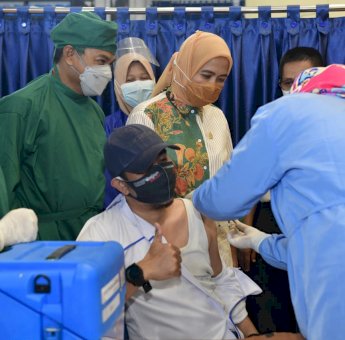 Momen Hari Kartini, Aliyah Mustika Motivasi Peserta Vaksin di Poltekkes Makassar
