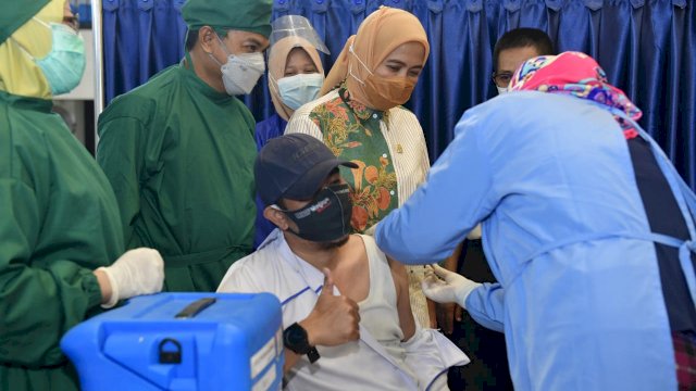 Anggota Komisi IX DPR RI Aliyah Mustika Ilham, saat mengunjungi peserta vaksinasi covid-19 di Poltekkes Makasaar, Rabu (21/04/2021).