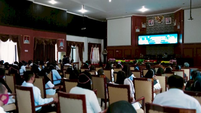Calon Kepala Sekolah yang mengikuti pendidikan dan Pelatihan, mendengarkan arahan Bupati Sinjai Andi Seto Ghaditsa Asapa.