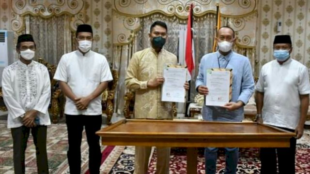 Bupati Sinjai Andi Seto Ghaditsa Asapa, bersama Branch Manager PT. Asuransi Jasindo Tony Hendrawan, melakukan penandatanganan MoU penjaminan hewan ternak dan tanaman penatni, di Rumah Jabatan Bupati Sinjai, Kamis (22/04/2021).