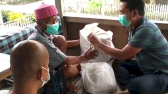 Tim Super Peduli memberikan bantuan sembako kepada masyarakat Soppeng, Jumat (23/04/2021).