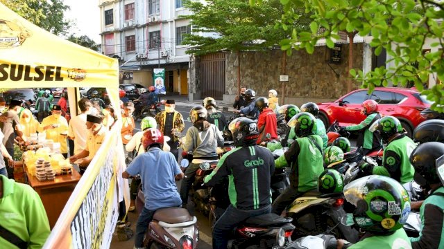 Suasana pembagian takjil di Depan Sekretariat DPD I Golkar Sulsel, Jumat (23/04/2021).