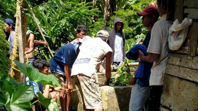 Warga mengevakuasi Sumarni dari dalam Sumur, Jumat (23/04/2021).