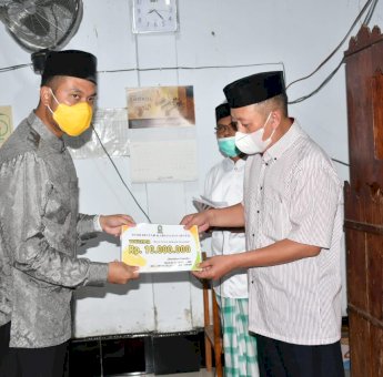 Pemkab Sinjai Serahkan Bantuan Hibah untuk Masjid Babussalam