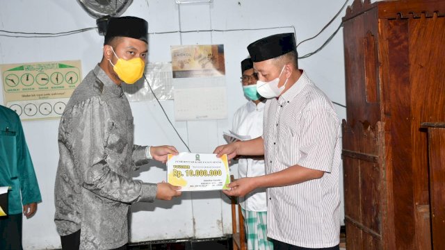 Bupati Sinjai, Andi Seto Asapa saat menyerahkan bantuan hibah ke masjid
