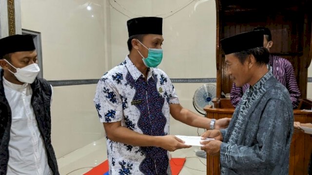 Kepala Dinas Perhubungan Kabupaten Sinjai Andi Irwansyahrani Yusuf, menyerahkan bantuan dari Bupati Andi Seto Ghaditsa Asapa kepada Pengurus Masjid Pulau Kambuno, Jumat (23/04/2021).