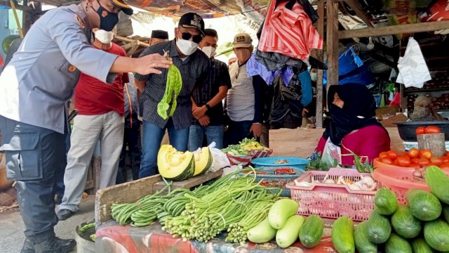 Andi Seto Asapa didampingi Kapolres Sinjai saat memantau harga kebutuhan pokok di pasar sentral Sinjai