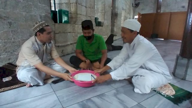 Panitia Penerimaan Zakat di Masjid Jami Tua, Kota Palopo, Sulawesi Selatan