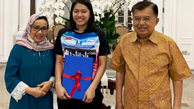 Indah Cahya Sari Jamil (Tengah) bersama Jusuf Kalla dan Mufidah Kalla.