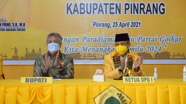 Ketua DPD I Golkar Sulsel Taufan Pawe bersama Bupati Pinrang Andi Irwan Hamid, saat menghadiri Musda DPD II Partai Golkar Pinrang, Minggu (25/04/2021).