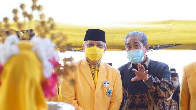 Bupati Sidrap Dolla Mando, mendampingi Ketua DPD I Golkar Sulsel yang juga Wali Kota Parepare Taufan Pawe, saat Musda Golkar Sidrap di Ball Room Hotel Grand Zidny, Minggu (25/04/2021).