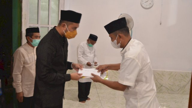 Bupati Sinjai, Andi Seto Asapa Saat menyerahkan Bantuan Dana Hibah Masjid Ar-Ruum di BTN Lambassang, Kecamatan Sinjai Timur