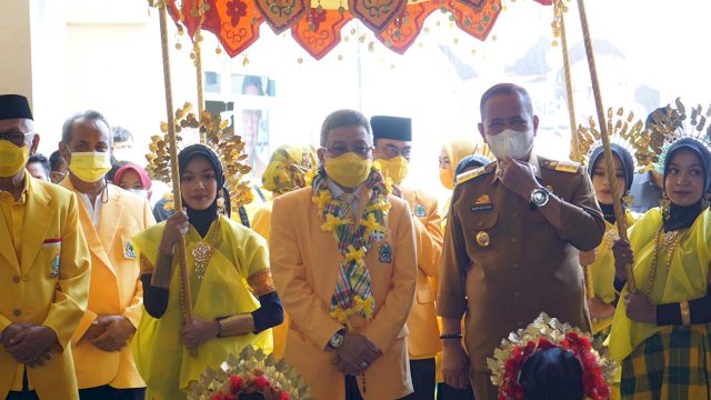 Bupati Luwu Basmin Mattayang dan Ketua DPD I Golkar Sulsel Taufan Pawe, saat menghadiri Musda DPD II Golkar Luwu di Belopa, Senin (26/04/2021).