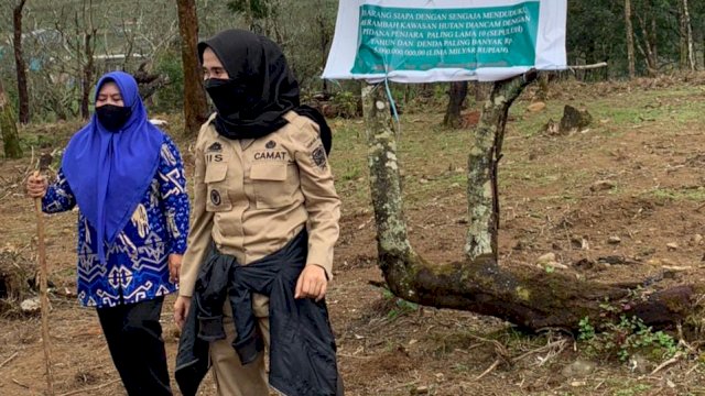 Camat Tinggimoncong Iis Nurismi, bersama staf dan Tripika langsung meninjau lokasi hutan yang dirambah di sekitar Pos 2 Gunung Bawakaraeng. (Istimewa)