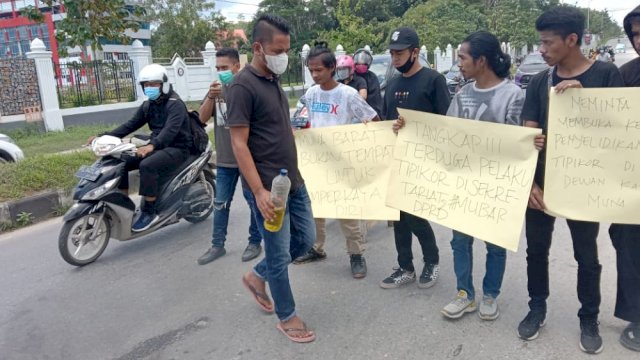 Sejumlah mahasiswa yang tergabung dalam KPK Sultra saat melakukan unjuk rasa. Foto: Akbar Tanjung