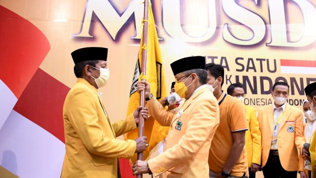 Ketua DPD I Golkar Sulsel Taufan Pawe, menyerahkan Bendera Golkar kepada Ketua DPD II Soppeng terpilih yang juga Bupati Soppeng Andi Kaswadi Razak, di Gedung Pertemuan Masyarakat Watansoppeng, Senin malam (26/04/2021).