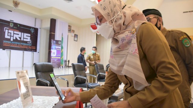 Bupati Luwu Utara Indah Putri Indriani, menggunakan Aplikasi QRIS saat melakukan pembayaran PBB, Senin (26/04/2021).