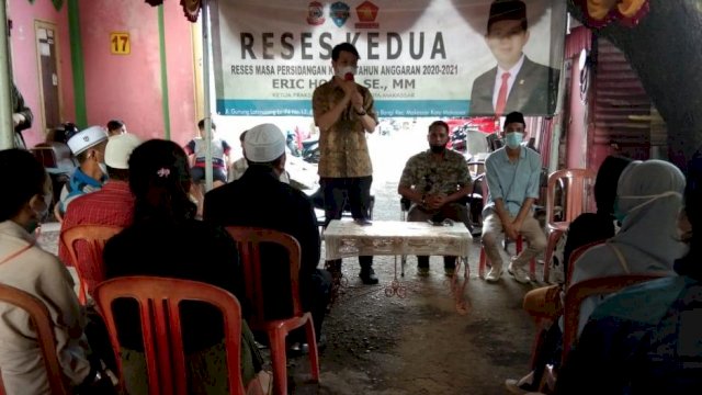 Anggota DPRD Kota Makassar Eric Horas, menyerap aspirasi konstituennya di Jalan Gunung Latimojong, Kelurahan Lariang Bangi, Kecamatan Makassar, Kamis (22/04/2021).