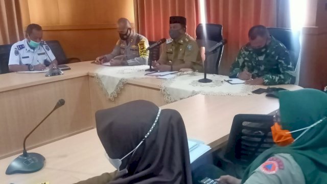 Pertemuan lintas sektoral membahas Pencegahan Penyebaran Covid-19 di Kabupaten Soppeng, berlangsung di Ruang Rapat Pimpinan Kantor Bupati Soppeng, Selasa (27/04/2021).