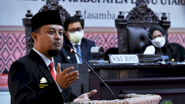 Plt Gubernur Sulawesi Selatan, Andi Sudirman Sulaiman saat berpidato diperayaan HUT Luwu Utara yang ke-22 tahun. Selasa (27/04/2021)
