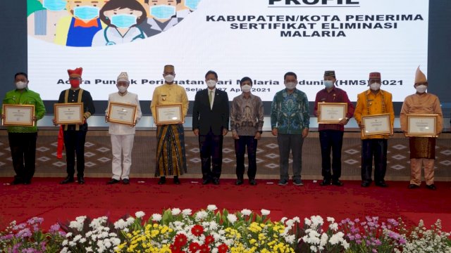 Penyerahan sertifikat Eliminasi Malaria dari Menteri Kesehatan RI kepada 12 Kepala Daerah Bupati dan Wali Kota, Selasa (27/04/2021).