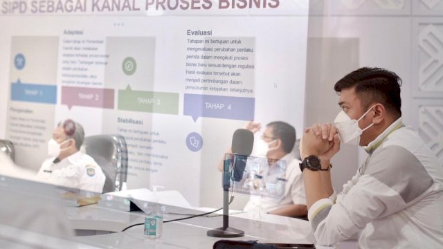Bupati Gowa Adnan Purichta Ichsan, saat menghadiri rapat koordinasi virtual oleh Dewan Pengurus Pusat Asosiasi Pemerintah Kabupaten Seluruh Indonesia (APKASI) terkait Percepatan Penggunaan SIPD bersama Dirjen Bina Keuangan Daerah Kemendagri, di Peace Room A'Kio, Kantor Bupati Gowa. (Istimewa)