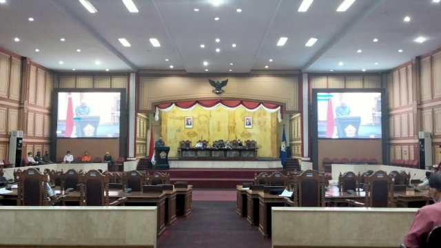 Gubernur Ali Mazi Saat menghadiri rapat Paripurna DPRD Sultra. Foto: Akbar Tanjung