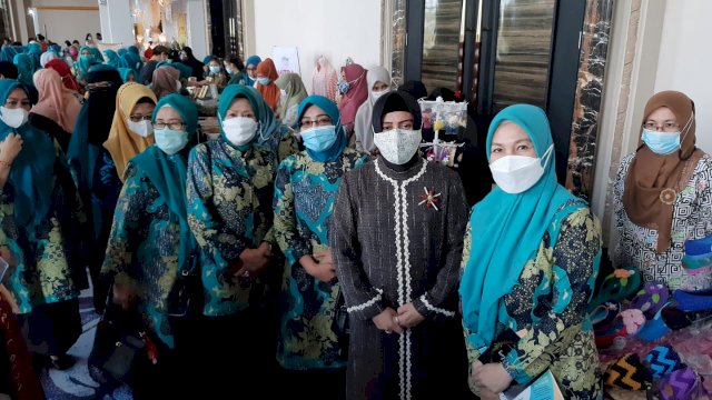 Ketua Tim Penggerak PKK Kota Makassar Indira Yusuf Ismai SE membuka event Royal Wedding Fair di Upper Hills Convention Hall yang digelar tanggal 29 April - 2 Mei 2021.