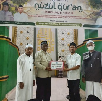 Hadiri Peringatan Nuzul Qur’an, Bupati Buteng Serahkan Bantuan Pembangunan Masjid